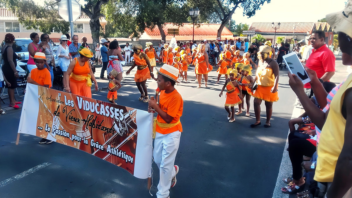 Groupe Les Viducasses en défilé de carnaval avec fanfare, majorettes, enfants et costumes de parade sur mesure