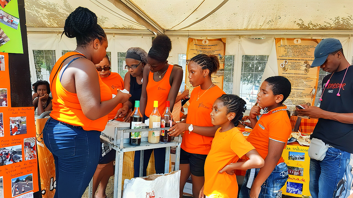 Jeunes Viducasses autour d’un stand de sinobol pendant la foire culinaire