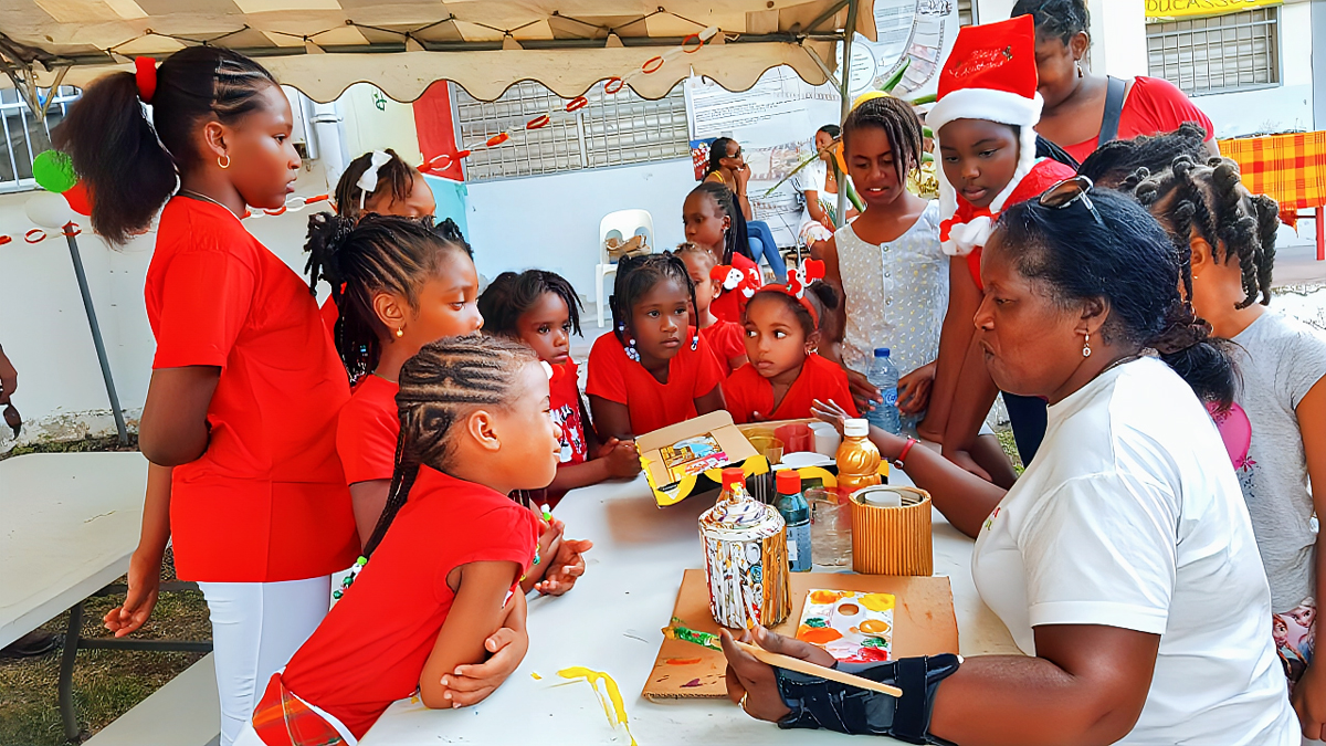 Enfants des Viducasses réunis autour d’un atelier de jeux et de cadeaux de Noël