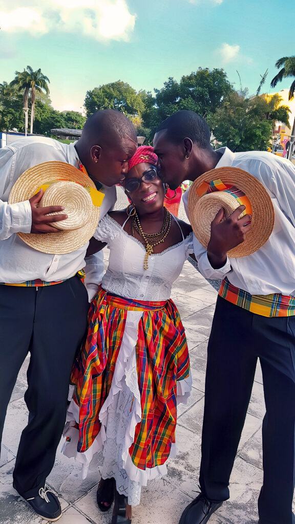 Présidente des Viducasses entourée de deux membres du groupe de danse en tenue traditionnelle