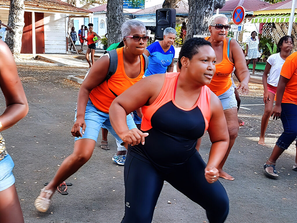 Participants des Viducasses lors d’une séance de cardio-zumba en plein air après une marche découverte du territoire