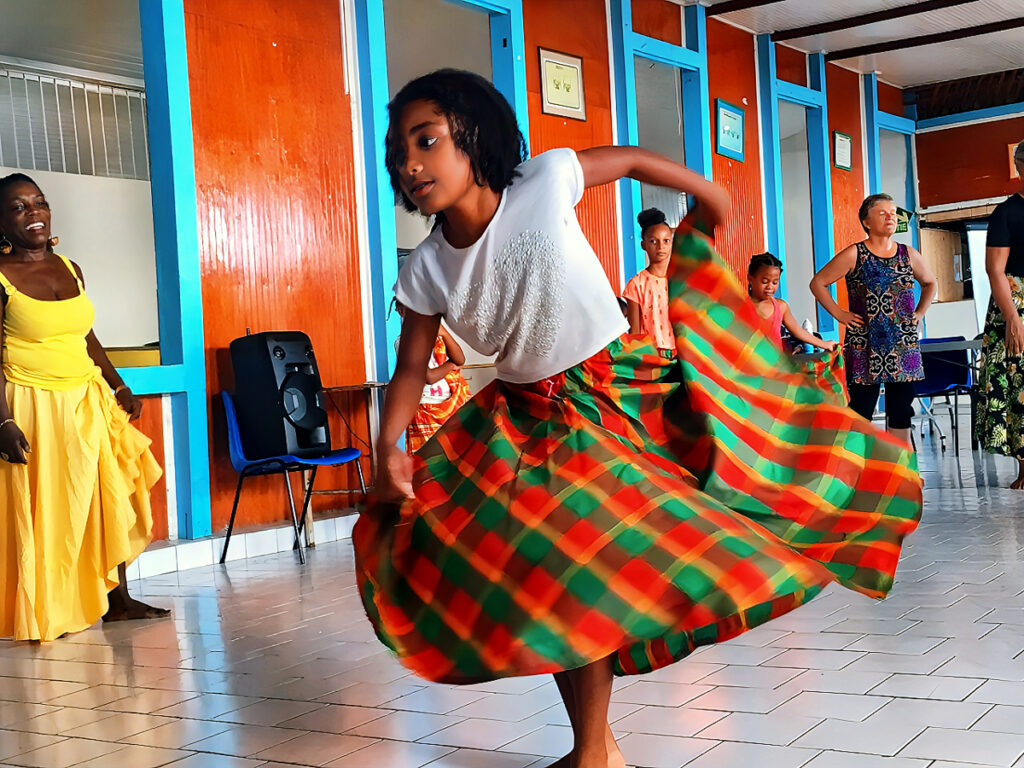 Jeune danseuse en jupe madras lors d’un atelier d’initiation au gwo ka avec Les Viducasses