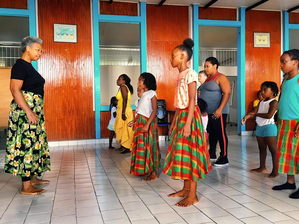 Atelier d’initiation au gwo ka organisé par Les Viducasses avec enfants, adultes et aînés dans le local de l’association