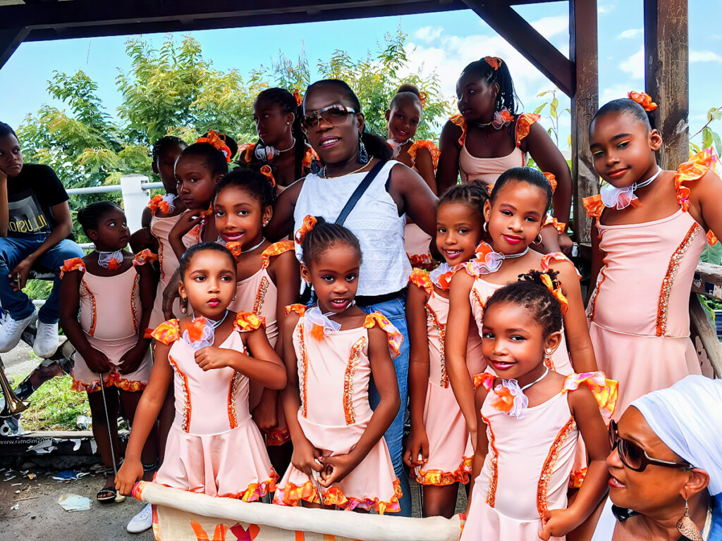 Jeunes majorettes des Viducasses en costume de parade avant de présenter leur chorégraphie