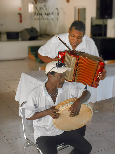 Jacques Davillars jouant de l’accordéon lors d’une démonstration musicale, accompagné d’un musicien au tambour traditionnel