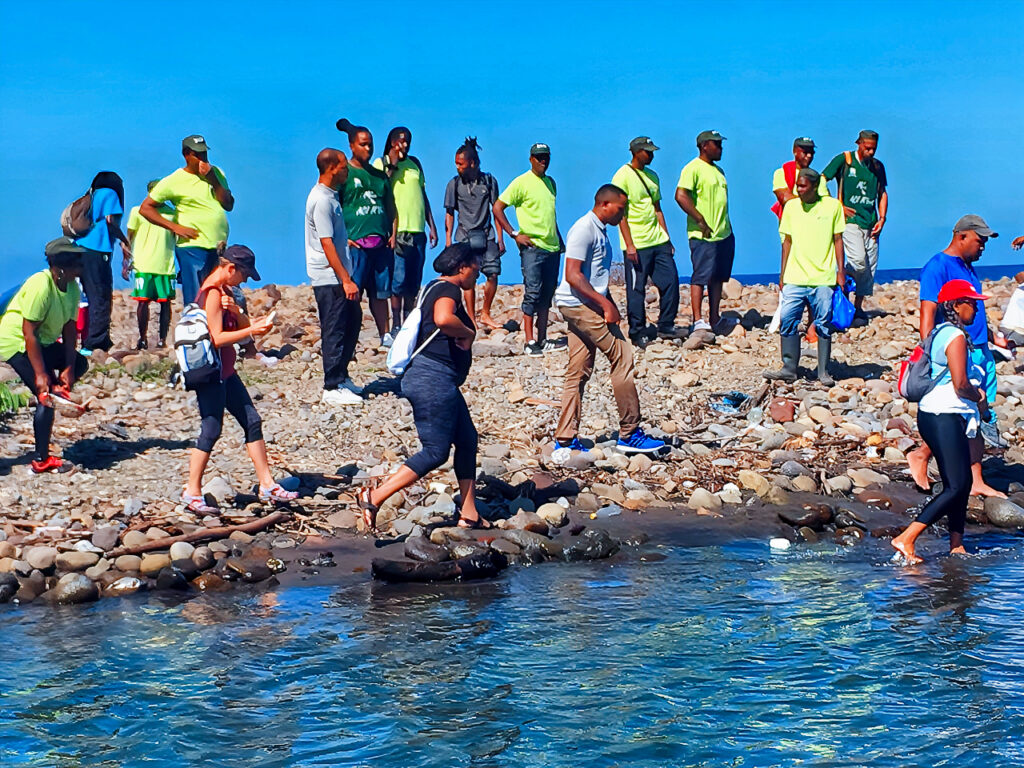 Membres des Viducasses lors d’une marche découverte du littoral en Guadeloupe