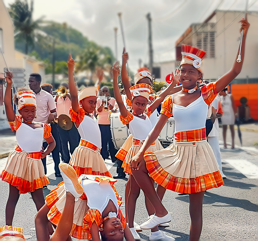 Jeunes majorettes des Viducasses en tenue de parade lors d’une prestation communale avec la fanfare