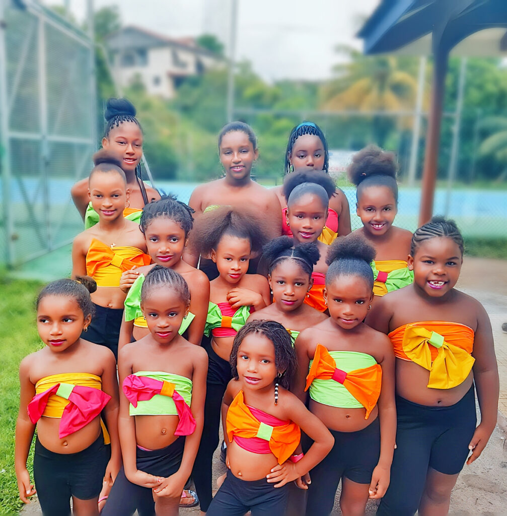 Groupe de jeunes danseuses des Viducasses en tenue de scène avant une prestation de danse moderne
